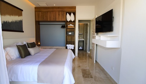 Superior Suite, Partial Ocean View