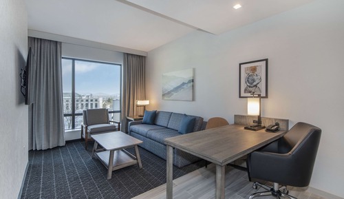 Suite, 1 King Bed, Accessible (Hearing)