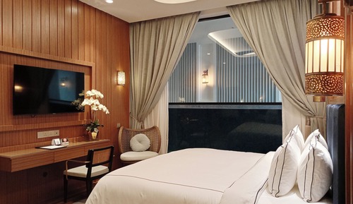 Iris Pool Suite