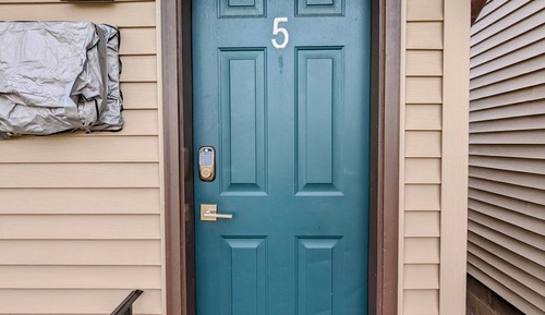 Triple Room 5 - 1 Queen & 1 Twin Beds