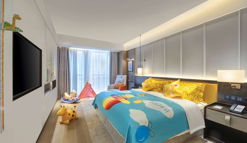 Family Suite, Non Smoking (1 King Bed and 1 Twin Bed)