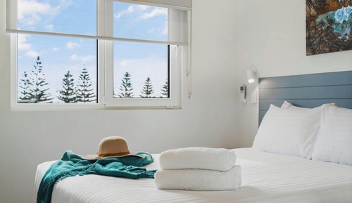 Deluxe 2 Bedroom Cabin (Sleeps 4)