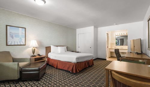 Standard Room, 1 Queen Bed, Non Smoking, Refrigerator & Microwave