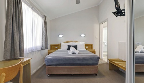 Beachside Spa Cabin (Sleeps 4)