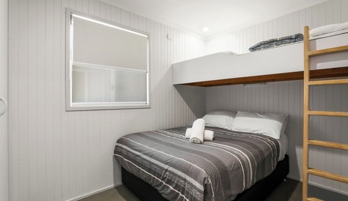 Beachside Spa Cabin (Sleeps 5)