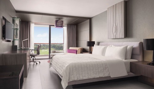 Grand Room, 1 King Bed, Non Smoking, Golf View (Balcony)
