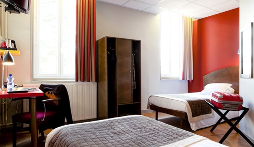 Room with two separate single beds 