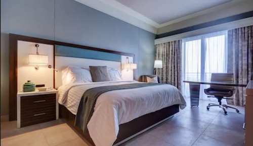Deluxe Room, 1 King Bed, Balcony, Mountain View