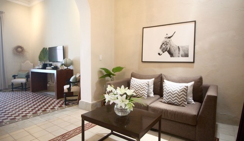 Suite, 1 King Bed (COLONIAL)