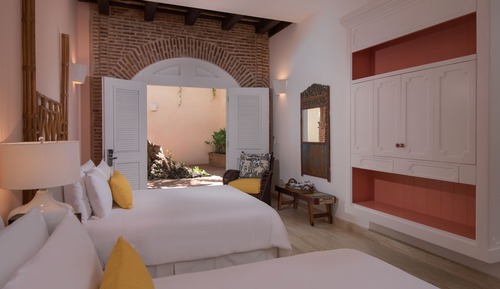Superior Colonial Room