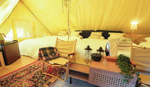 Tree-shaded area K Accommodation Glamping 5m tent, Pets allowed