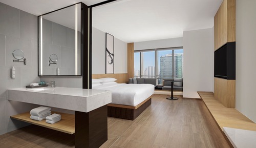 Deluxe Room, 1 King Bed, City View, Corner