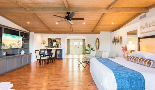 Deluxe Room, 1 King Bed, Pool View