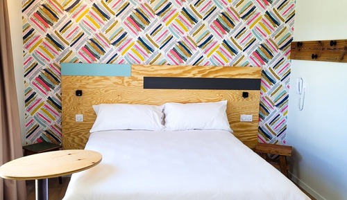 Room, Multiple Beds (Tribu)