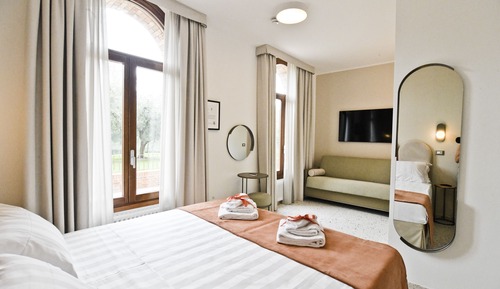 Club Room, Garden View (Olivia)