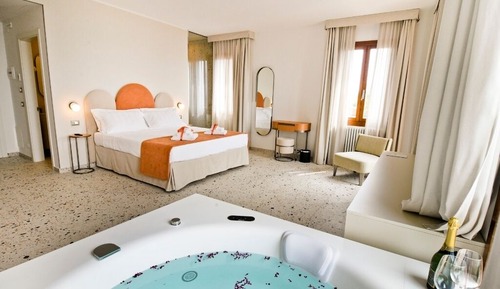 Luxury Room, Jetted Tub (Verbena)