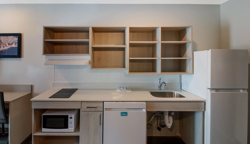 Queen Suite w/ Dishwasher (Dishes/Cookware Included) Accessible Roll-in Shower