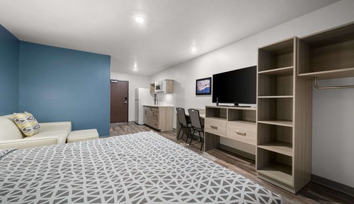 Queen Suite with Sofa