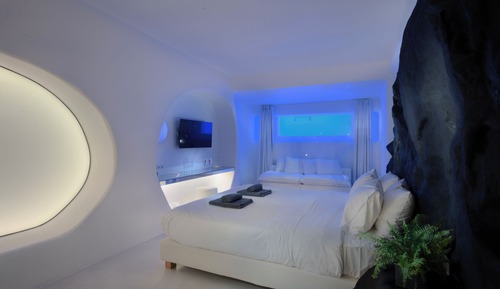 Iconic Luxury 2BD Suite with Private Pool