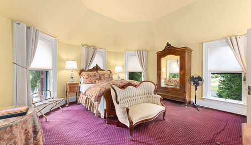 Superior Single Room, 1 Queen Bed, Concierge Service, Mountain View