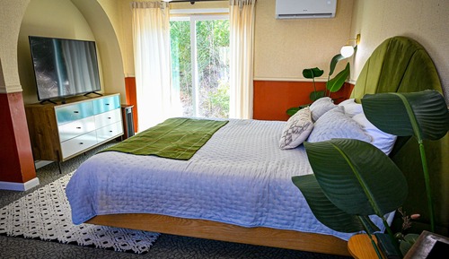 Honeymoon Suite, 1 King Bed, Patio