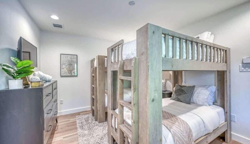 House, Multiple Beds, Hot Tub (2865 Edgegrove)