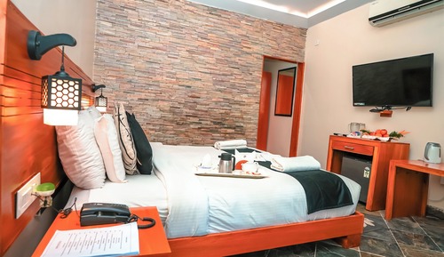 Luxury Suite, Partial Ocean View