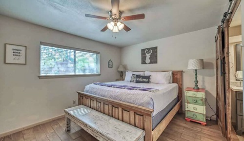 House, Multiple Beds, Patio (811 Lloyd Dr)