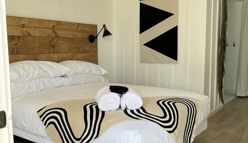 Deluxe Room, 1 Queen Bed, Non Smoking, Courtyard View