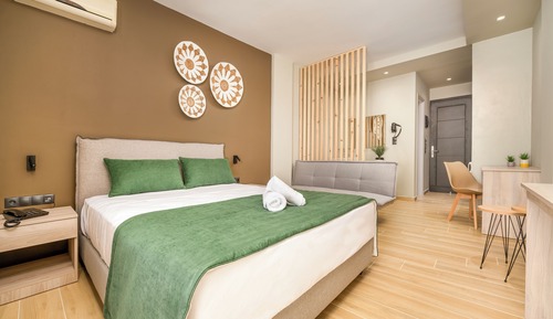 Deluxe Double Room with Side Sea View