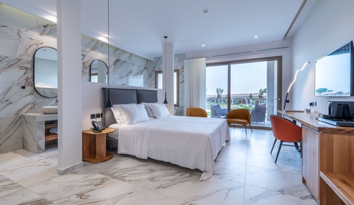 Deluxe Suite, 1 Queen Bed, Hot Tub, Garden View