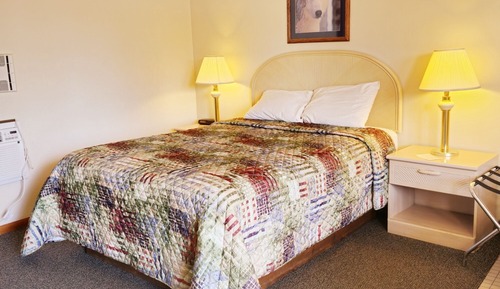 Signature Room, 1 King Bed, Pool Access, Lake View (Pet Friendly)