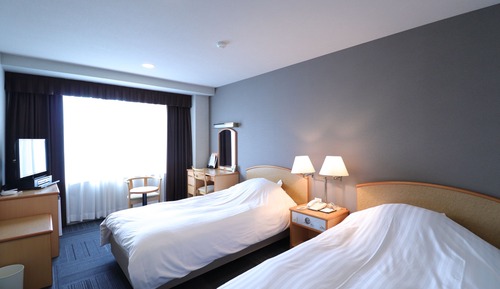 Twin Room, Smoking
