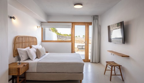 Superior Suite with Hot Tub and Caldera View