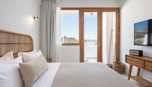 Junior Suite with Hot Tub and Caldera View