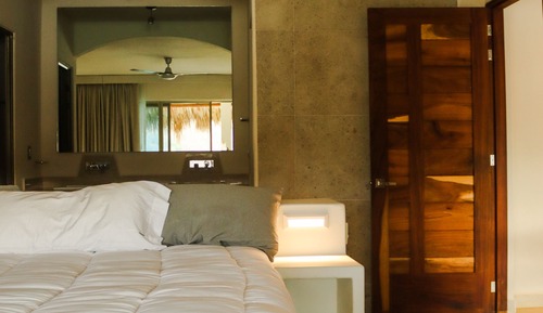 Luxury Apartment, 1 King Bed, Hot Tub, Oceanfront