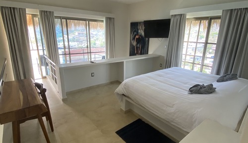 Luxury Apartment, 1 King Bed, Balcony, Oceanfront