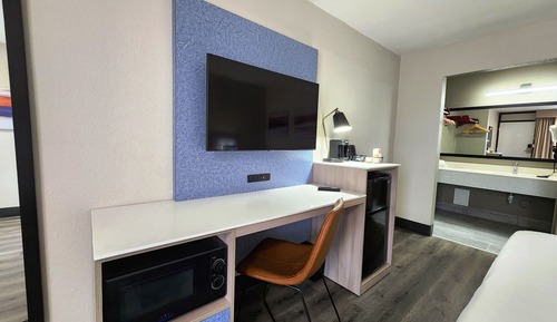 Deluxe Single Room, 1 King Bed, Non Smoking, Refrigerator & Microwave