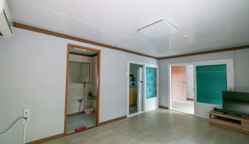 Room (Dandelion)
