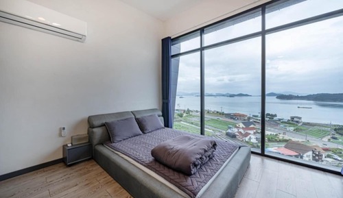 Room (Room 201 (Ocean View))