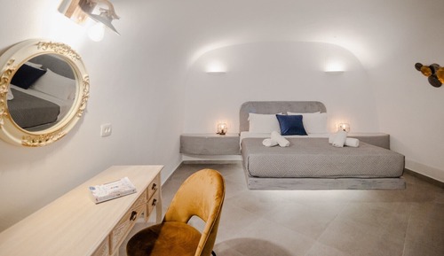 Iconic Cave Suite, Jetted & Heated Plunge Pool, Sea & Sunset View