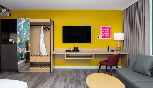 Deluxe Room, 1 King Bed, Corner