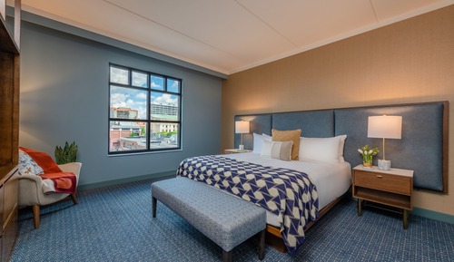 Suite, 1 King Bed, Corner