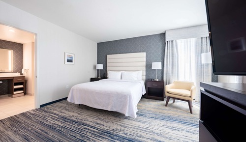 Studio, 1 King Bed, Accessible (Mobility & Hearing, Roll-in Shower)