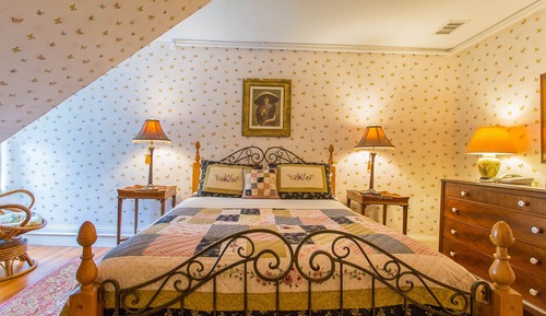 Standard Room, 1 Queen Bed, Private Bathroom (Alice's)