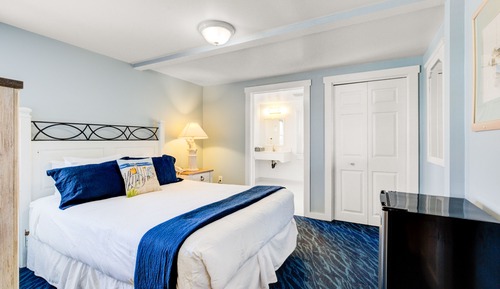 Single Queen Bed ADA COTTAGE