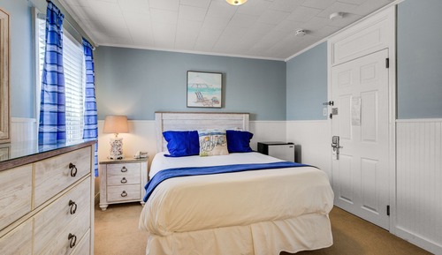 Single Queen Bed HOTEL