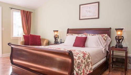 Freedom Road, Luxury Room, Jetted Tub