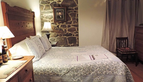 2nd Us Dragoons Room with 1 Queen and 1 Futon Sofa