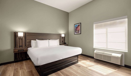 Room, 1 King Bed, Accessible, Non Smoking (Mobility/Hearing, Tub w/Grab Bars)
